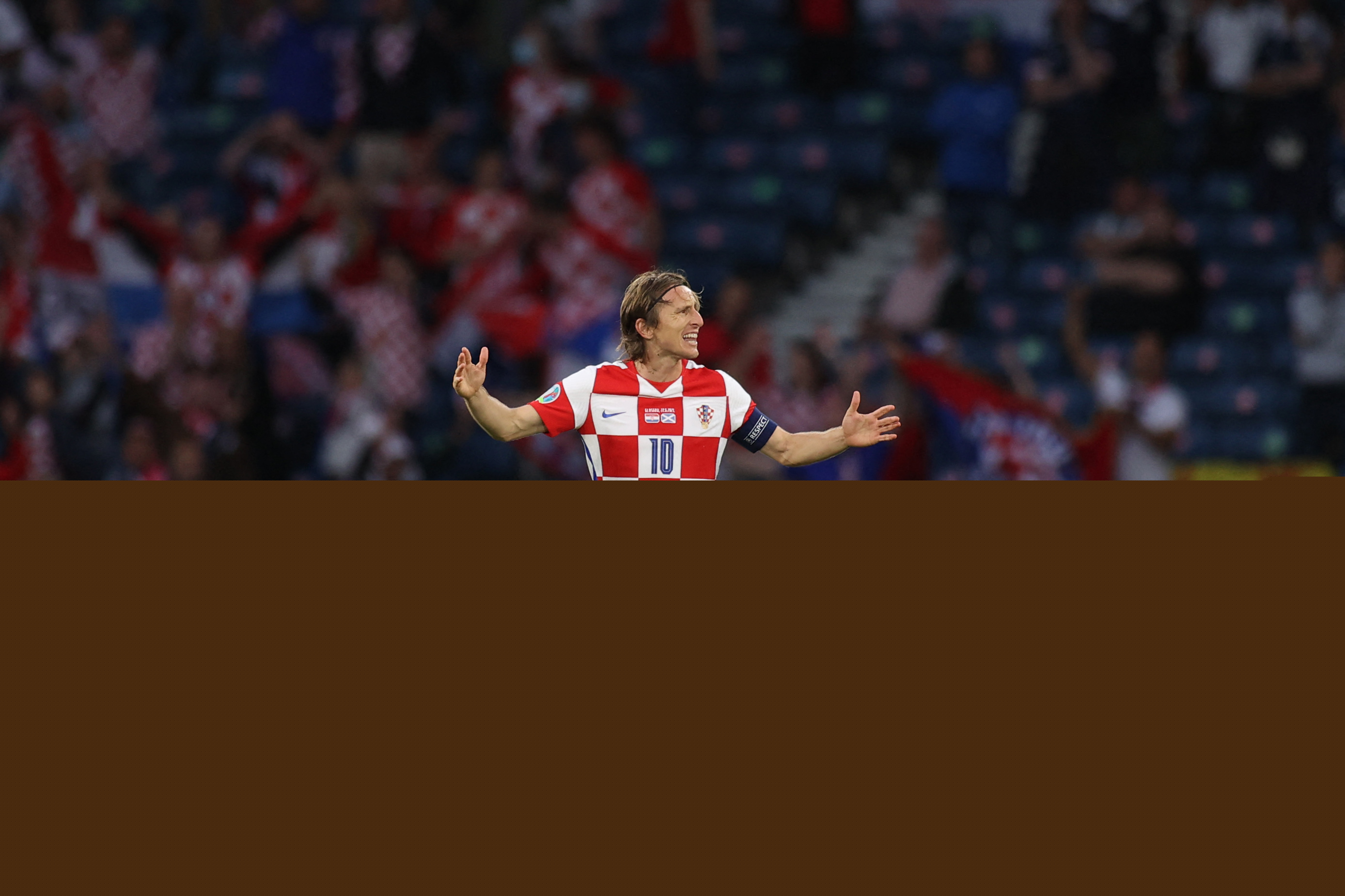 西甲-巴萨3-1紧追皇马 莱万替补建功